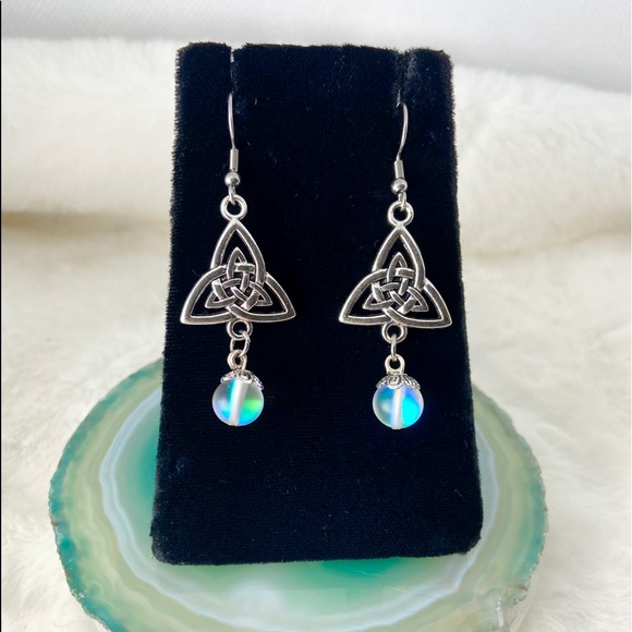 Celtic knot & opalite beads dangly irish earrings - Picture 9 of 11